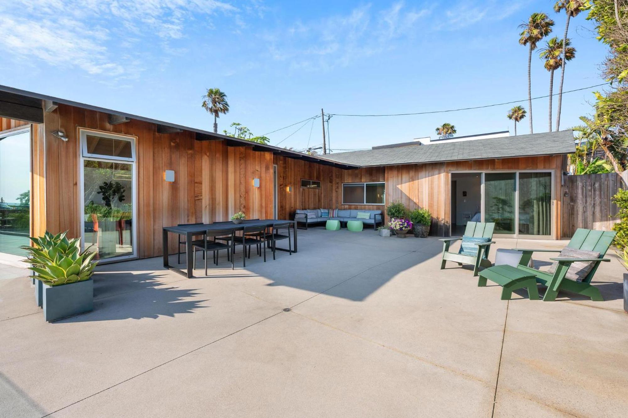 B5407 Beachfront Modern Holiday home *