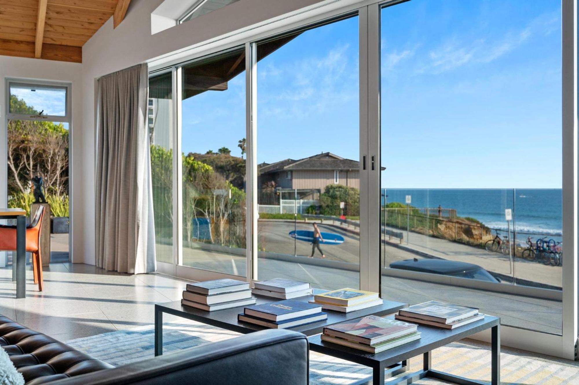 B5407 Beachfront Modern