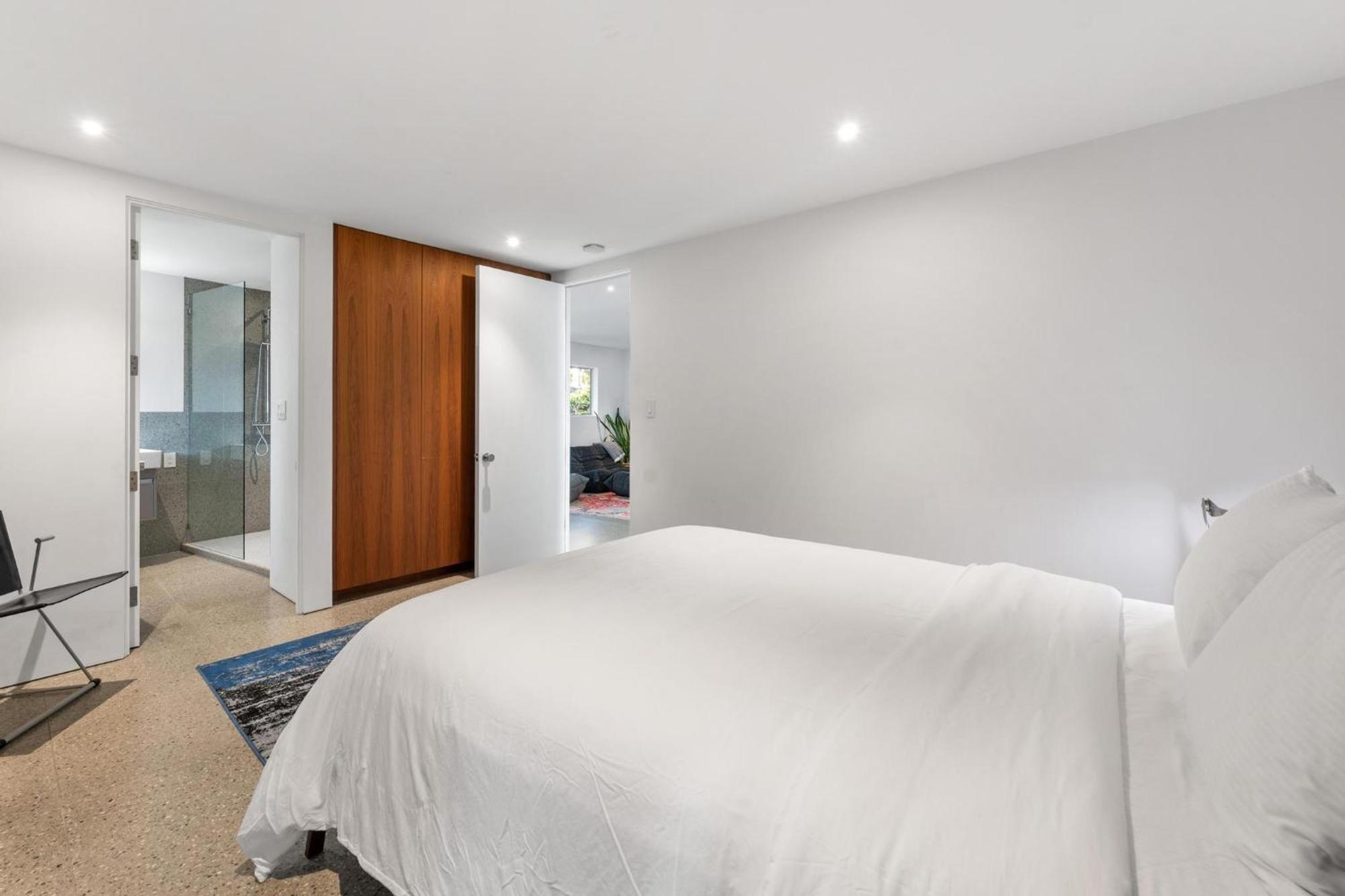 B5407 Beachfront Modern *