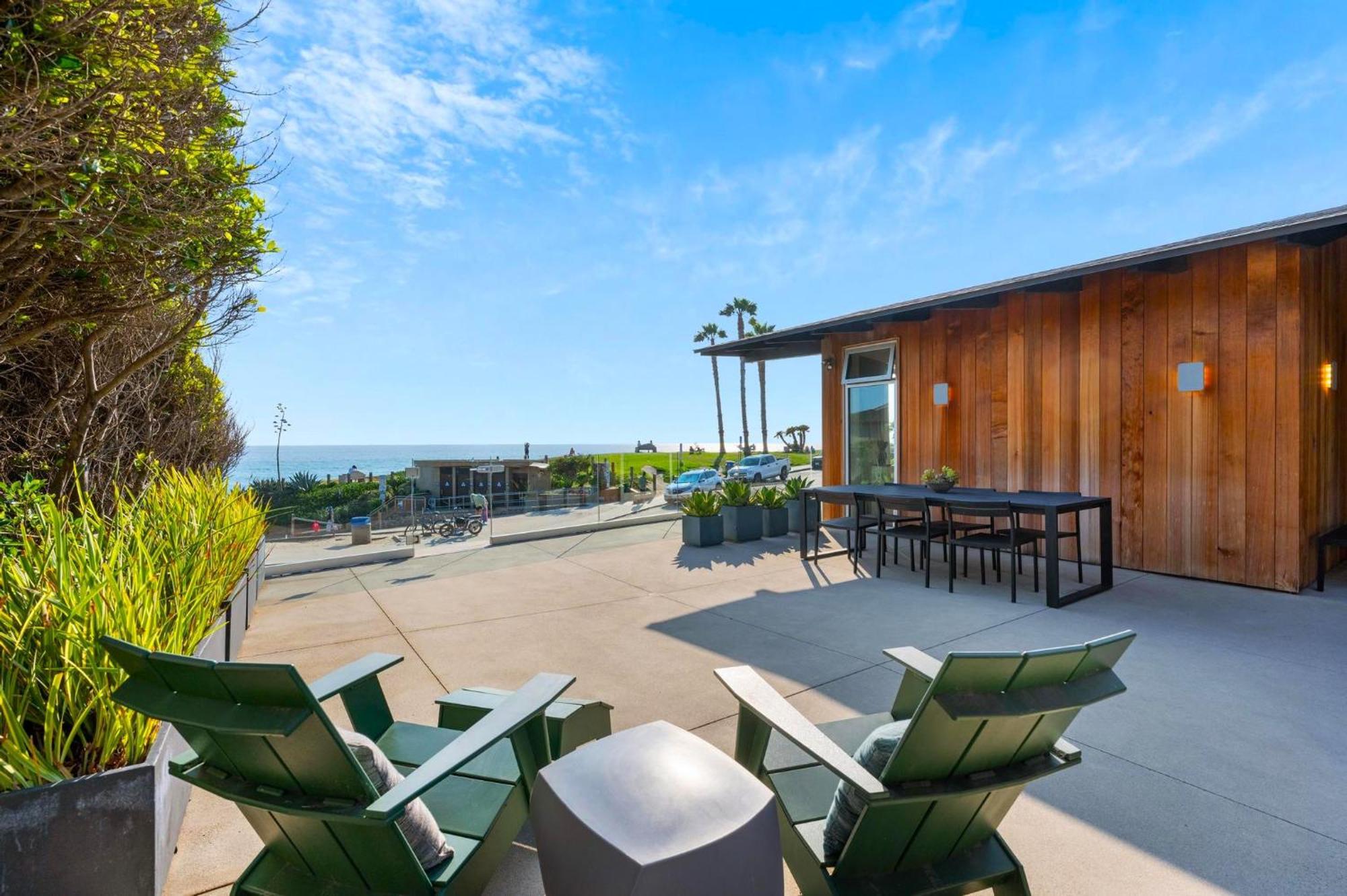B5407 Beachfront Modern Holiday home