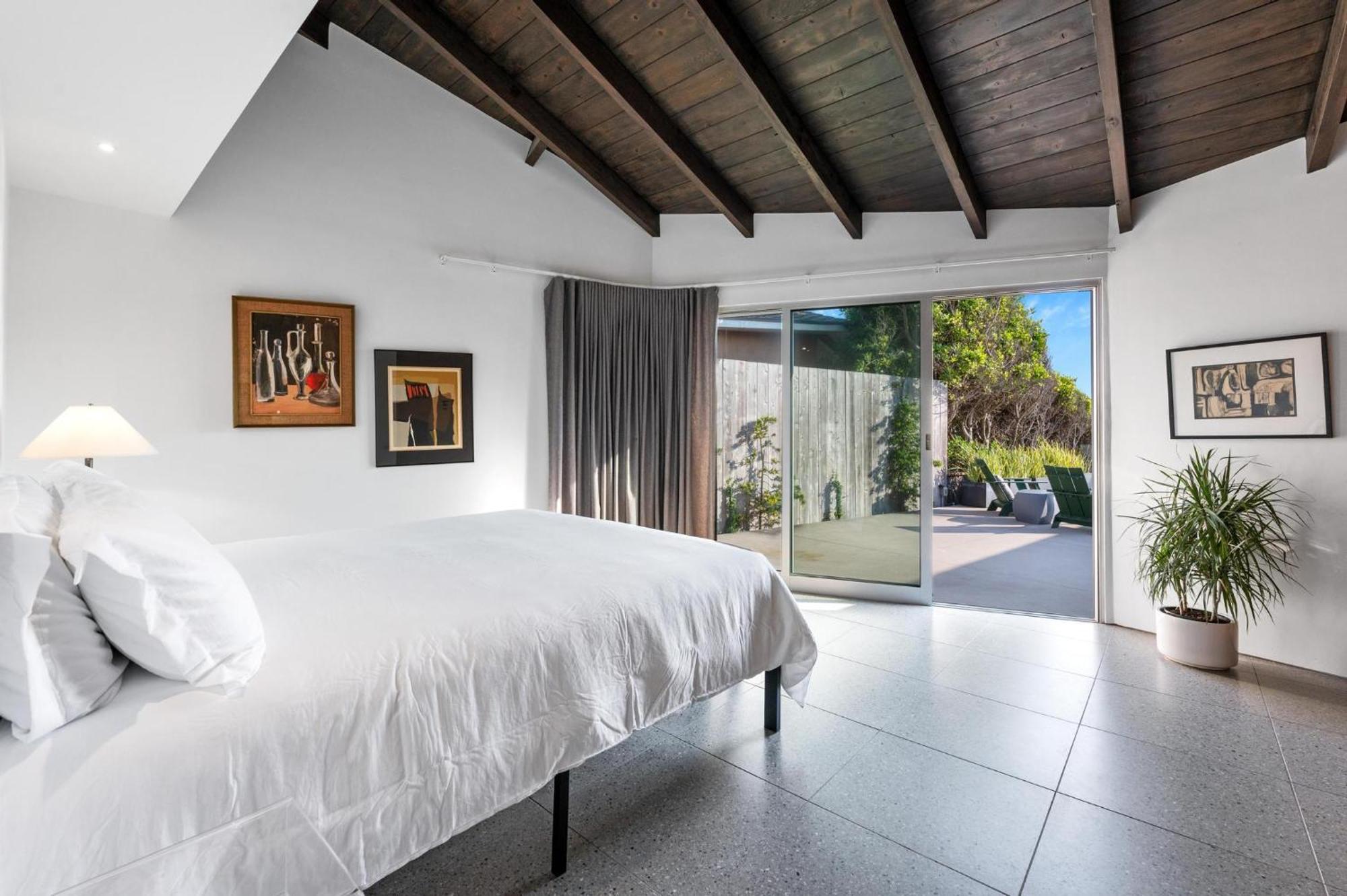 B5407 Beachfront Modern
